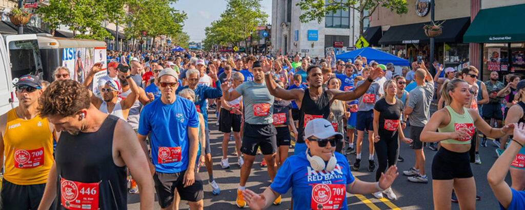 a large crowd of runners running down Broad Street